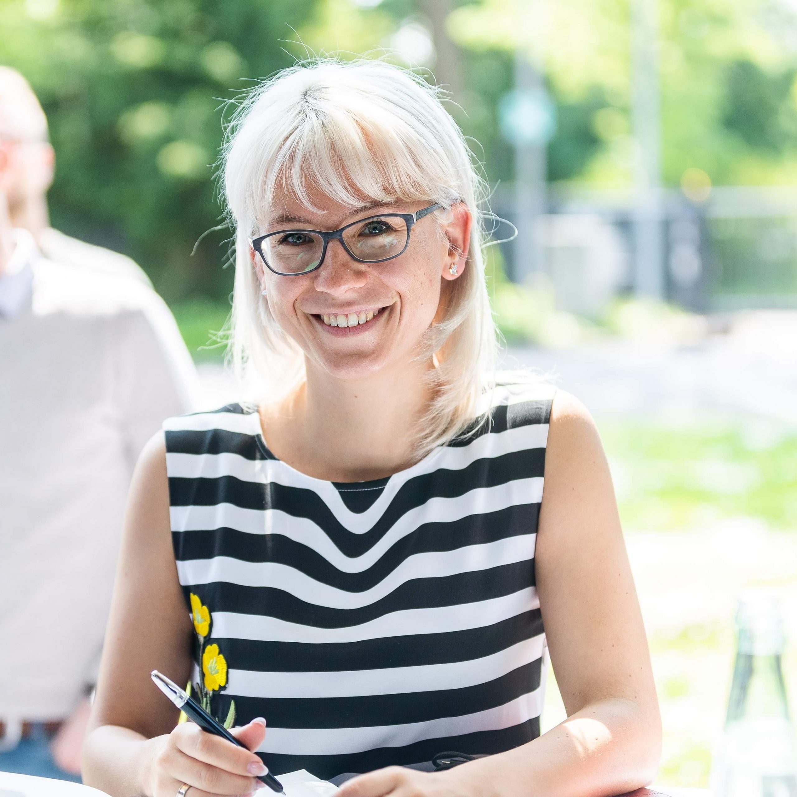 Wunderschönes Girl erinnert sich an Vierer mit Geschäftspartnern Wunderschönes Girl erinnert sich an Vierer mit Geschäftspartnern